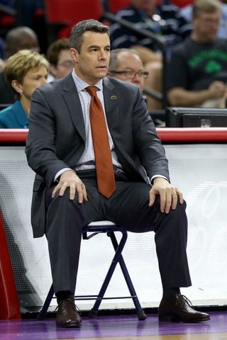 Virginia coach collapses at NCAA tourney