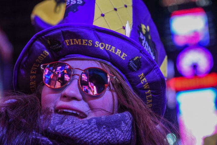 freezing temps dont deter crowds at times square for new years eve