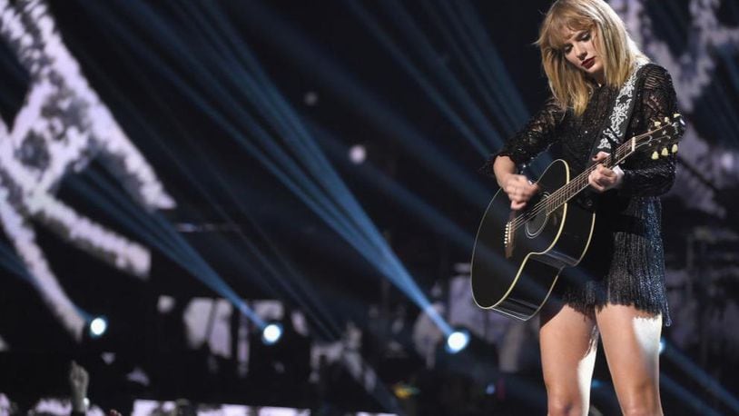 Singer Taylor Swift made a surprise appearance at a Nashville club Saturday night.