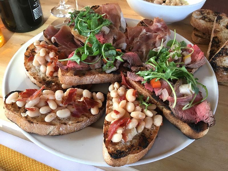Bruschetta – puikus atostogų užkandis, kurį Lidia Bastianich pagamino Lidia restorane Kanzas Sityje, Mo.  (Tammy Ljungblad / Kanzaso miesto žvaigždė / TNS)