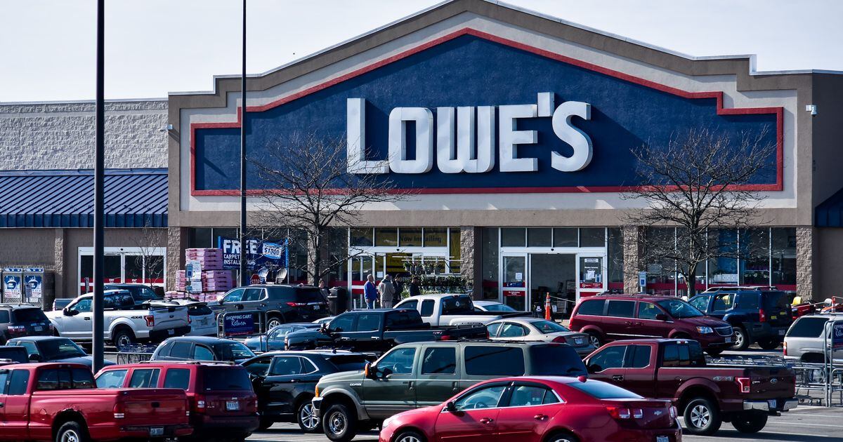 Lowe’s hiring for holiday season; giving bonus package to employees