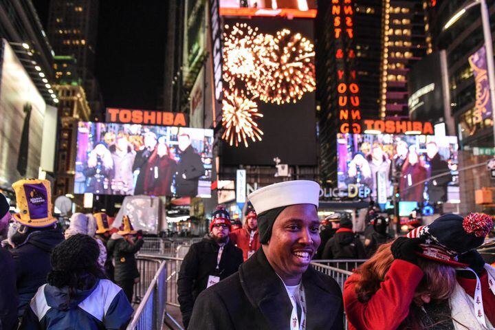 freezing temps dont deter crowds at times square for new years eve
